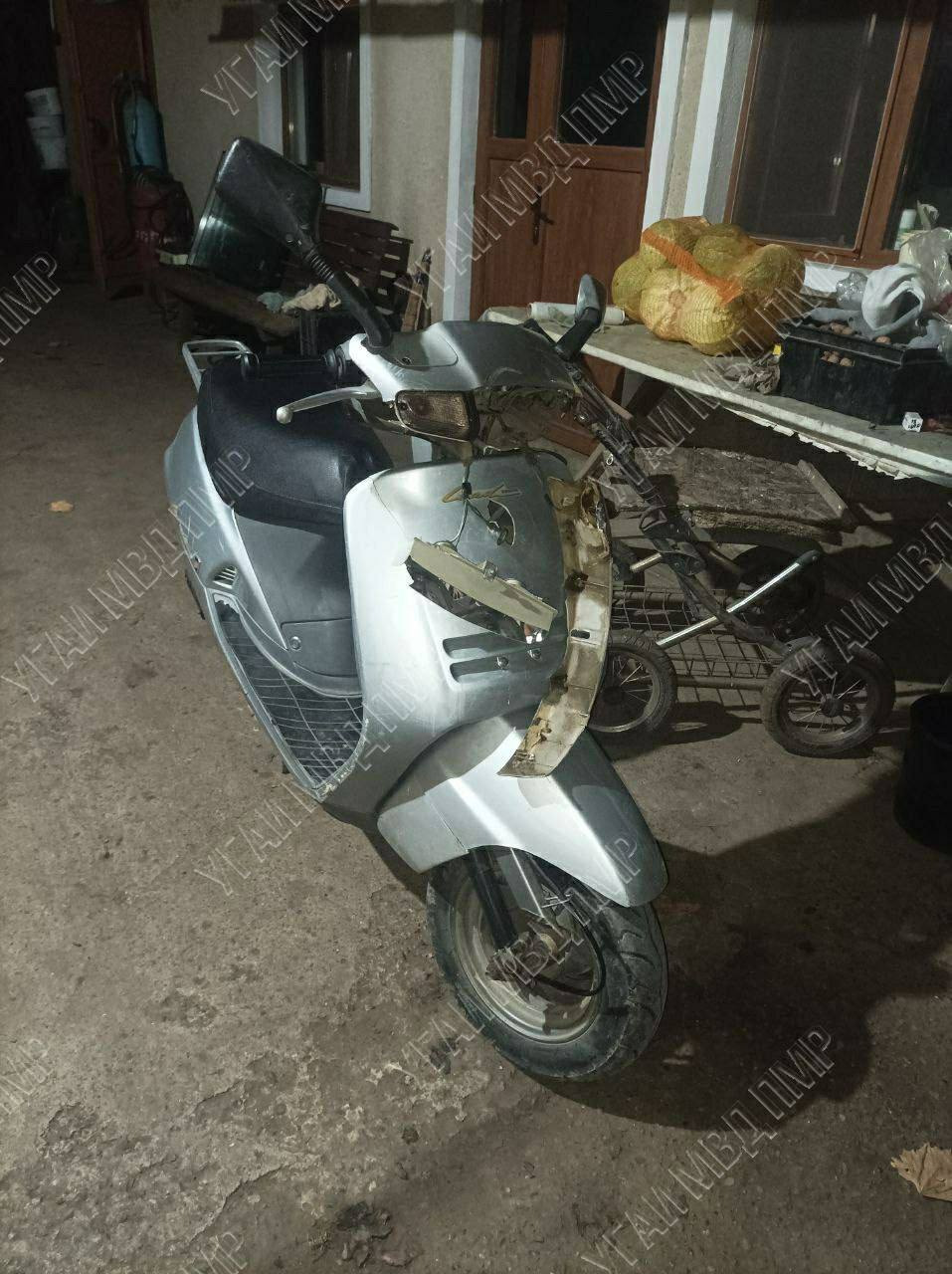 Мопедист сбил пешехода Несовершеннолетний водитель на мопеде Хонда не имея права управления транспортом совершил наезд на пешехода двигавшегося в попутном направлении по краю проезжей части Это произошло в селе Кицканы 8 ноября вечером По словам очевидцев пешеход был с признаками алкогольного опьянения Он сделал в сторону мопеда несколько шагов в те секунды когда 14 летний мопедист старался его объехать До прибытия скорой и милиции мужчина ушёл Водитель мопеда получил телесные повреждения и был доставлен в больницу Проводится разбирательство Пресс центр МВД ПМР