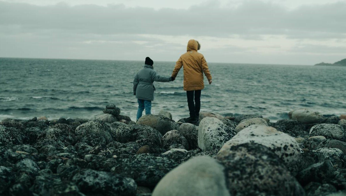 Мурманская область к 2030 году рассчитывает удвоить долю иностранных туристов Мурманская область планирует нарастить долю иностранных туристов в два раза за счет запуска пятидневного тура Сердце Арктики Он вошел в число победителей международной программы развития въездного туризма АСИ Открой твою Россию Сейчас доля иностранных туристов от общего турпотока в области стремится к 10 Новый тур должен помочь увеличить долю иностранцев в общем потоке до 20 к 2030 г Целевая аудитория тура Сердце Арктики гости из Китая и Индии Ожидается что новый тур составит конкуренцию поездкам по Скандинавии и Финляндии Его стоимость начинается от 190 000 руб на человека что на 30 ниже чем в указанных странах Опрошенные Ведомостями эксперты считают что для существенного прироста иностранного турпотока Мурманская область еще не вполне готова в регионе слабо развито прямое международное сообщение нет запроса на всесезонность и не хватает гидов со знанием иностранных языков Подробнее в материале на нашем сайте t me andrey chibis Подпишитесь на Ведомости Северо Запад