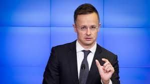 Сийярто посоветовал Зеленскому следить за тоном «Президент Украины должен смириться с мыслью, что каждый венгр имеет право высказаться в вопросе ускоренного вступления Украины в ЕС! Ведь факт остается фактом: Украина хочет присоединиться к объединению, членами которого являемся мы, а не наоборот... Поэтому Киев должен выбрать соответствующий тон», - написал глава венгерского МИД в Facebook. Ранее Зеленский раскритиковал Орбана из-за его позиции по вступлению Украины в ЕС. НАШИ РЕСУРСЫ: Telegram Tik-tok YouTube RUTUBE