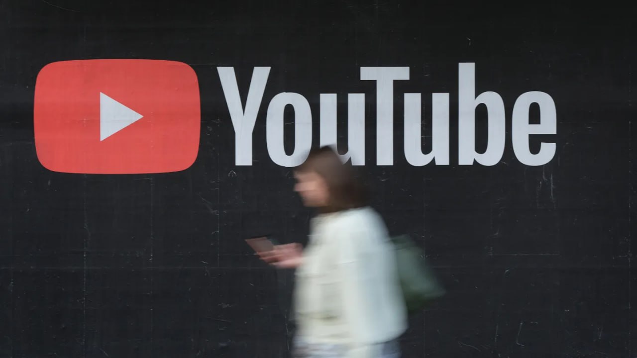 YouTube запускает программу добровольного увольнения в рамках масштабной трансформации под влиянием ИИ Компания избегает массовых сокращений предлагая сотрудникам компенсацию за уход что выглядит как попытка мягко оптимизировать штат Реорганизация на три направления подписчики зрители авторы подчёркивает фокус на ключевых аудиториях и интеграцию ИИ в креативные процессы Примечательно что инициатива синхронизирована с Google где аналогичные меры уже дали первые результаты Тенденция прослеживается глобально так например Amazon сократила 14 000 рабочих мест ссылаясь на ИИ Это говорит о системной перестройке отрасли компании перераспределяют ресурсы делая ставку на автоматизацию и новые форматы взаимодействия с пользователями В перспективе такие меры могут повысить эффективность но ставят вопросы о будущем человеческого труда в цифровой среде Подписаться на Нейроскептик