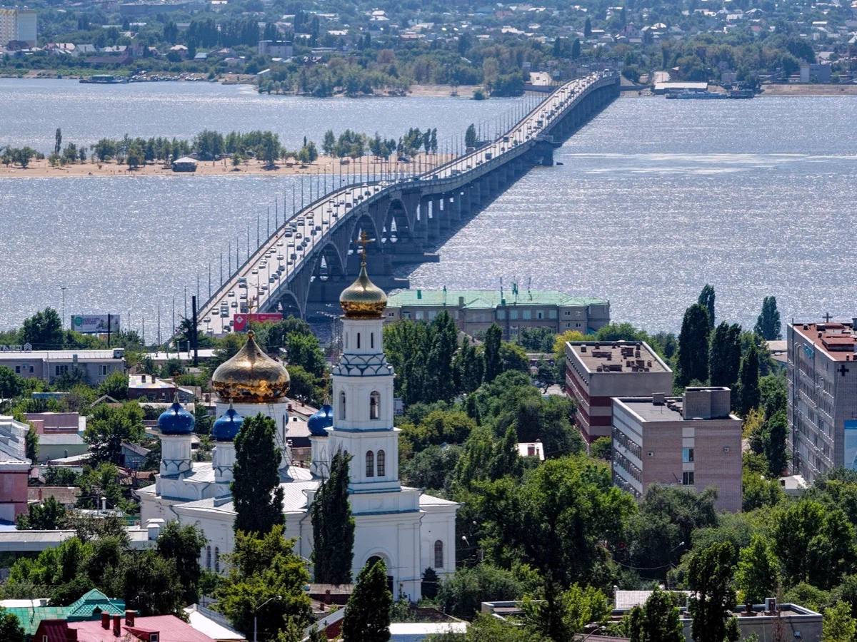 Губернатор Саратовской области Роман Бусаргин подписал постановление, вводящее дополнительные ограничения на трудовую деятельность для иностранных мигрантов. С 1 января 2025 года мигрантам будет запрещено работать в курьерских службах. Кроме того, продлён действующий запрет на их привлечение в качестве работников общественного транспорта, водителей такси и сотрудников предприятий общественного питания.