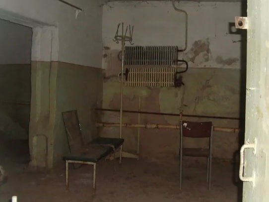 Администрация Оренбурга выставила на торги 16 нежилых помещений и подвалов В списке подвалы в жилых домах и отдельные объекты Торги стартуют уже в декабре Самый заметный лот бывшее здание станции юных техников в переулке Дорожном Одноэтажное строение площадью 562 м² продают со стартовой ценой 15 2 млн рублей Аукцион намечен на 2 декабря Недавно к перечню добавили еще шесть помещений в основном подвалы в центре города Среди них подвал на улице Набережной старт 7 5 млн руб подвал под детской поликлиникой на Брестской около 4 млн руб помещение в цоколе дома 21 на Чичерина По фото видно многие объекты в запущенном состоянии и требуют серьезного ремонта Напомним у мэрии теперь есть отдельный каталог недвижимости для продажи и аренды его можно найти на сайте в разделе Имущество от города Кстати совсем недавно на торги также выставляли одно из исторических зданий за 24 млн рублей Урал56 Ру в MAX