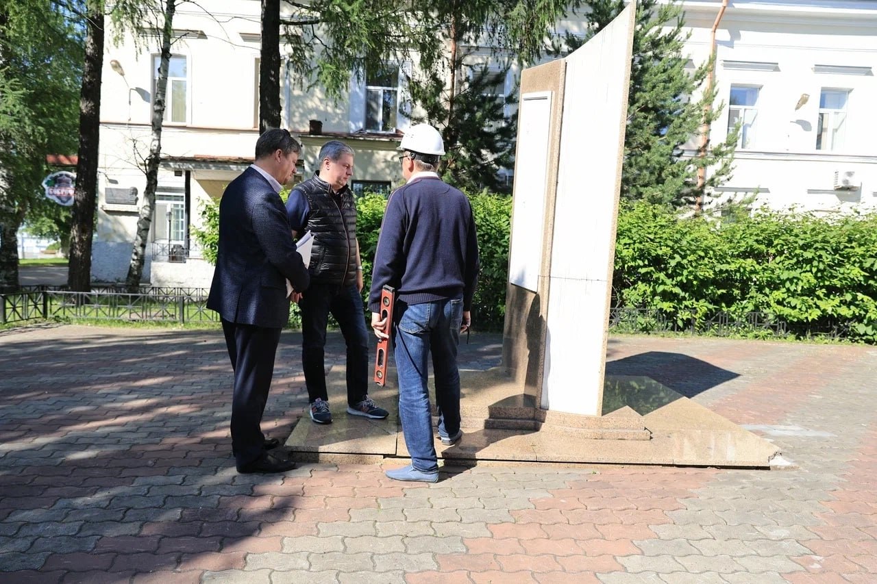 Глава Архангельска пообещал сохранить памятник Ломоносову Летом в областной столице будет проведена экспертиза стелы с барельефом Ломоносова на пересечении набережной Северной Двины и улицы Попова. Памятный знак поморскому гению уставлен в 2011 году на благотворительные средства. Не прошло и 15 лет, а конструкция уже требует ремонта. Например, от стелы отпали буквы — они металлические, прикреплены на клей и попросту не выдерживают температурных перепадов. На гранитных листах, как и на самом барельефе появились трещины. Ветер идет с реки, и осадки под сильным давлением попадают в щелевые зазоры, замерзают, лед начинает распирать материал, образуя трещины. Памятник заметно накренился. Как объясняют эксперты, рядом проходит теплотрасса, вдоль неё — дренаж, что ведёт к осушению грунта и его просадке. Как отметил глава Архангельска Дмитрий Морев, специалисты называют причиной аварийного состояния ошибки, допущенные при проектировании памятника — выборе материалов, из которых он сделан, места его установки, особенностей монтажа. Поэтому потребуется разбор и полное обследование конструкции, чтобы точно определить причины её разрушения и избежать их впоследствии. — Помимо этого, из-за теплотрассы рассматривается вопрос о переносе стелы в другое место. Решение будет принято по завершении экспертизы — специалисты проведут ее в течение лета. В любом случае памятник нашему великому земляку будет сохранён, — подчеркнул Морев. Фото: архгорадмин