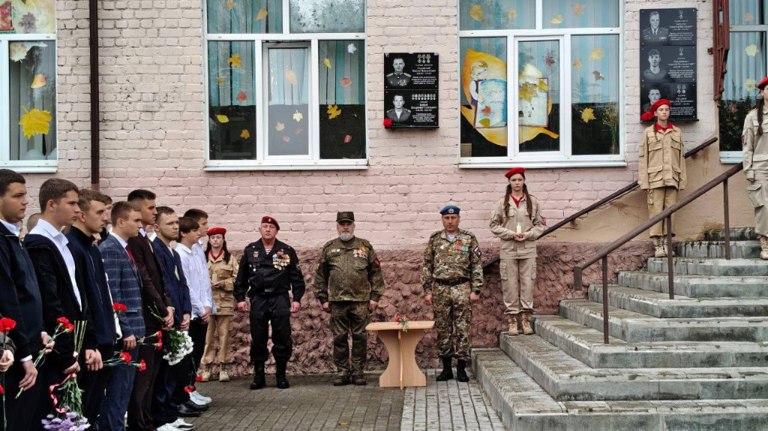 Мемориальные доски героям СВО открыли в Клинцах guberniya tv obshhestvo 316747 Они появились на здании школы 3 ƃℾ подписаться прислать новость