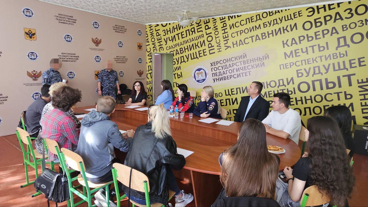 Представители Росгвардии провели урок для будущих преподавателей Херсонского педагогического университета Сотрудники Федеральной службы войск национальной гвардии Российской Федерации провели урок мужества для студентов ФГБОУ ВО Херсонский государственный педагогический университет В мероприятии приняли участие ректор университета Нина Шашкова а также представители администрации учебного заведения Во время занятия сотрудники Росгвардии рассказали студентам о важности патриотизма и гражданской ответственности а также напомнили правила личной безопасности Студенты узнали много полезной информации о службе в органах правопорядка и смогли задать интересующие вопросы представителям силовых структур Кроме того ребята получили уникальную возможность ближе познакомиться со снаряжением сотрудников Росгвардии они попробовали самостоятельно разобрать и собрать учебный автомат под руководством специалистов и даже примерили настоящий бронежилет с противогазом Урок мужества проведенный сотрудниками Росгвардии стал важным событием в жизни наших студентов Такие мероприятия не только укрепляют патриотический дух но и формируют у молодежи осознанную гражданскую позицию Для нашего университета который работает в уникальных условиях близости к линии боевых действий такие уроки особенно ценны они напоминают о мужестве тех кто стоит на страже нашего мирного будущего отметила ректор университета Нина Шашкова