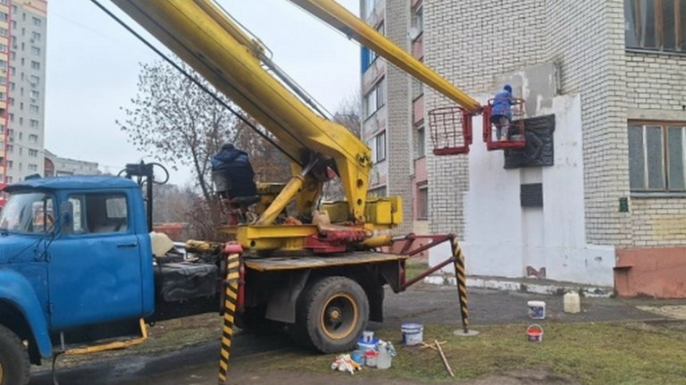 В Брянске приступили к реставрации памятной доски почётному гражданину города Евдокимову   guberniya tv obshhestvo 322134 Ремонт включает покраску таблички и работы по отделке фасада здания В Советской районной администрации уточнили что при благоприятных погодных условиях работы планируется завершить к четвергу ƃℾ подписаться прислать новость