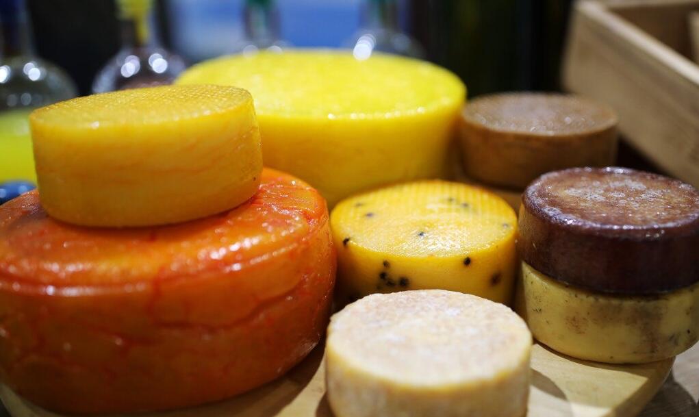 В ноябре Россия впервые импортировала сыр из КНР около восьми тонн за месяц Согласно официальным данным китайской таможни общая сумма поставок составила 93 тысячи долларов Конкретные сорта продукции не уточняются В Китае производятся как традиционные европейские сорта сыров так и локальные продукты Например сыры из молока буйволиц или самок яка