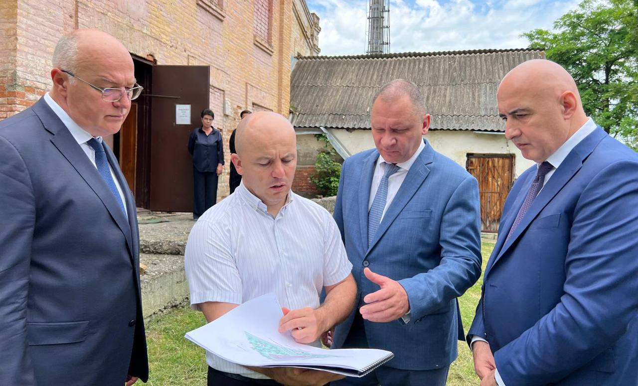 В Северной Осетии прошел прием граждан в мобильной приемной Президента Российской Федерации по заявлениям, поступившим Главе государства от жителей республики. Прием провел заместитель полномочного представителя Президента РФ в Северо-Кавказском федеральном округе Андрей Шабалин. В мероприятии приняли участие руководитель приемной Президента РФ в СКФО Олег Родькин, главный федеральный инспектор по РСО –Алания Сергей Гончаров, первый заместитель Председателя Правительства РСО – Алания Георгий Атаров, руководители профильных министерств региона, а также главы муниципальных образований. Во время беседы с жителями республики были детально изучены и рассмотрены вопросы, касающиеся строительства Дома культуры в станице Змейской Кировского района, проведения капитального ремонта автомобильной дороги общего пользования местного значения и обеспечения безопасности дорожного движения в селе Нарт Ардонского района, а также приведения в нормативное техническое состояние и обновления инфраструктуры образовательных организаций – школы им. Ю. Созаева в селе Урсдон и детского сада №5 «Улыбка» в городе Дигора. Подробнее читайте на нашем сайте. #севернаяосетия #алания #правительство