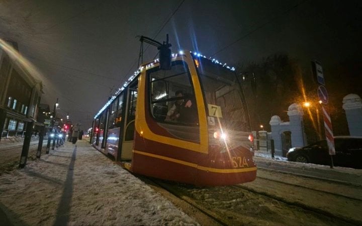 В Перми к Новому году будут оформлены десять трамваев, в том числе и вагон №524 модели КТМ-23. Подвижные составы оформляют гирляндами.  Празднично оформленные трамваи будут курсировать до середины января по разным маршрутам: