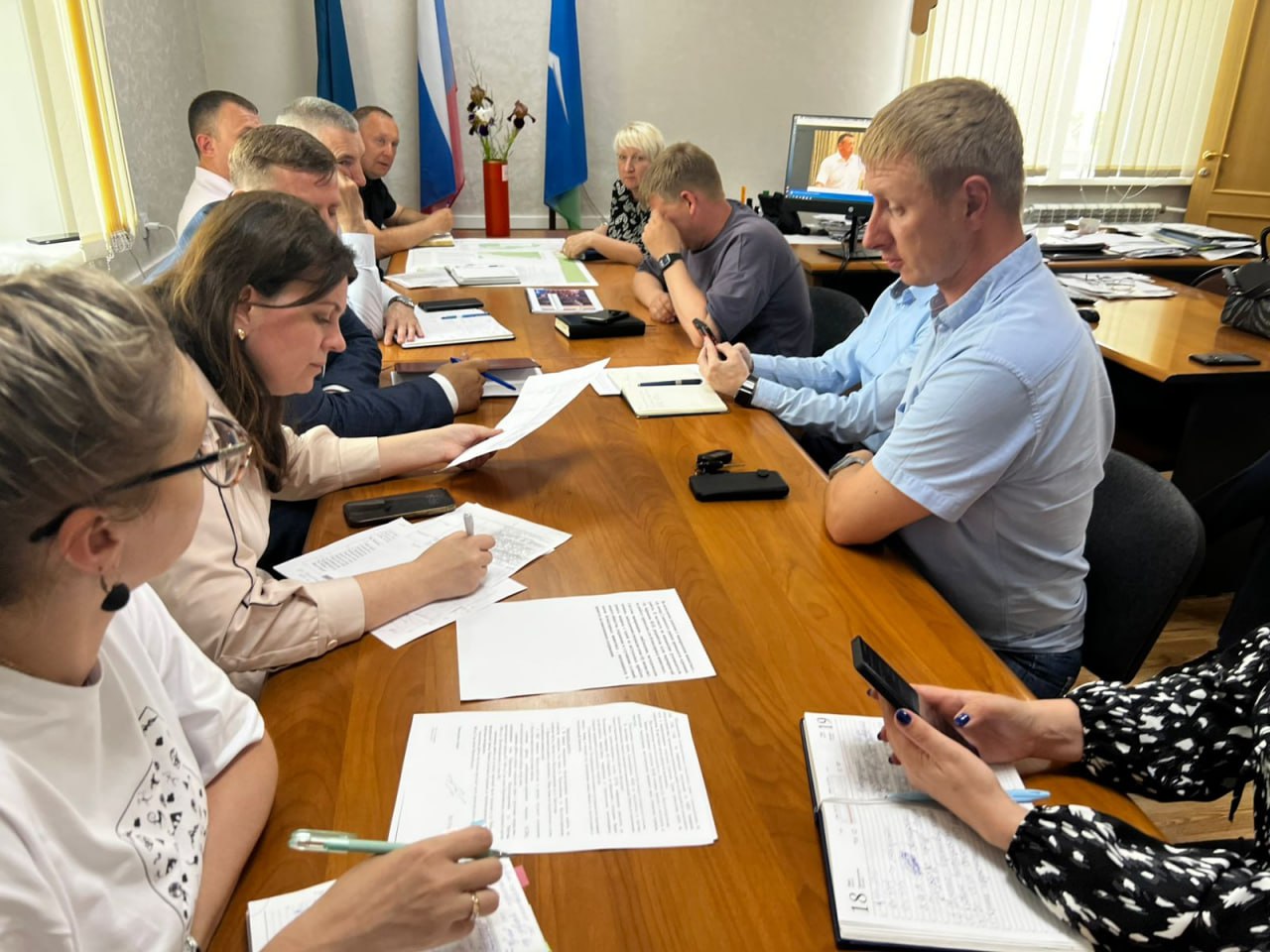 Плановое совещание перетекло в просмотр «прямой линии» главы Сахалинской области Валерия Игоревича Лимаренко. Островной губернатор, как всегда, отвечал по существу и очень подробно – в этом заключается максимальное уважение к собеседнику. Во время эфира прозвучал вопрос от жителей Троицкого, связанный с обустройством безопасного подъездного путь к новому универсальному спортивному комплексу. Уже предприняты первые шаги – уложены временные плиты для обеспечения безопасного прохода к комплексу. К 2027 году запланировано полноценное обустройство дороги с тротуаром. Валерий Лимаренко также отметил развитие медицинской инфраструктуры в регионе. Анивский район не остается в стороне. Три фельдшерско-акушерских пункта появятся в Успенском, в Петропавловском и Огоньках. Поступил вопрос и о работе почтового отделения в Петропавловском. В настоящее время оно расположено в арендованном помещении. Это беспокоит жителей. В этом году в селе будет установлено современное модульное почтовое отделение. Благодарим центр управления регионом и министра энергетики Дмитрия Куварина за «блиц», во время которого глава ведомства четко назвал сроки газификации Тараная газ на улице Набережной будет в середине декабря и Успенского, куда голубое топливо придет в 2026 году. Министр спорта Артем Подшивалов оперативно ответил на вопрос о досадном, но необходимом переносе старта нашего дуатлона из-за вопросов безопасности. Эффективные «прямые линии» - одно из важных достижений островной власти, сближающей земляков с руководителями Сахалина и Курил.