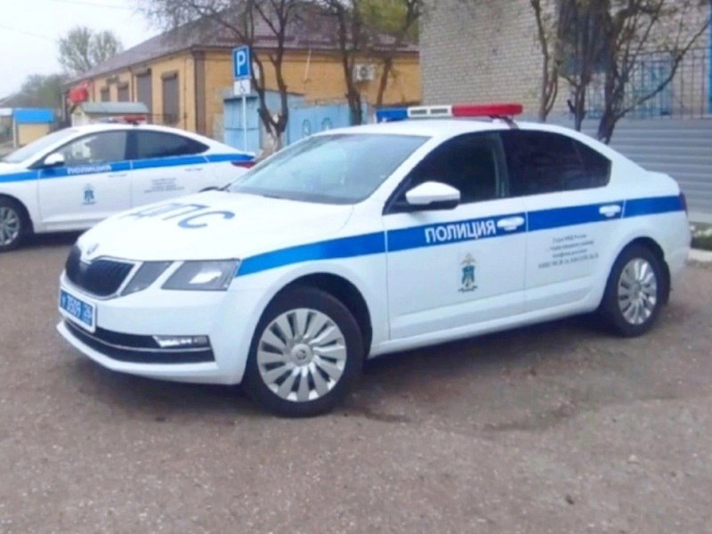 Госавтоинспекция Новоселицкого округа проводит ряд мероприятий по безопасности дорожного движения В период с 22 по 28 апреля проходит профилактическое мероприятие «Пристегни себя и ребёнка!». Сотрудники Госавтоинспекции пресекают нарушения правил перевозки детей, а так же выявляют водителей, управляющих транспортным средством с не пристёгнутым ремнём безопасности. Так же с сегодняшнего дня по 26 апреля в округе проходят рейды по профилактике нетрезвого вождения. Автоинспекторы проверяют и исключают из транспортного потока водителей, управляющих автомобилем в состоянии опьянения.