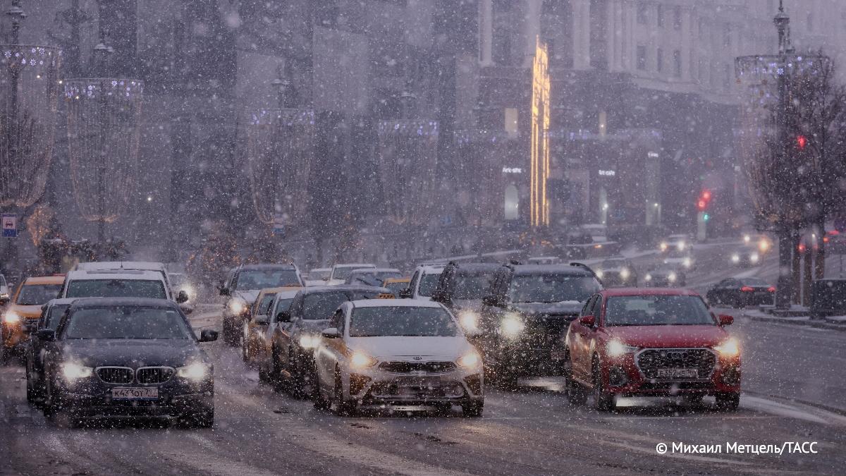 За езду на летней резине зимой россиянам могут грозить штрафы Об этом ТАСС заявил первый зампред комитета ГД по транспорту Павел Федяев Пока инспекторы могут ограничиваться предупреждениями Однако правовая основа для выписки штрафов уже действует Подпишись на ТАСС Москва в Мах