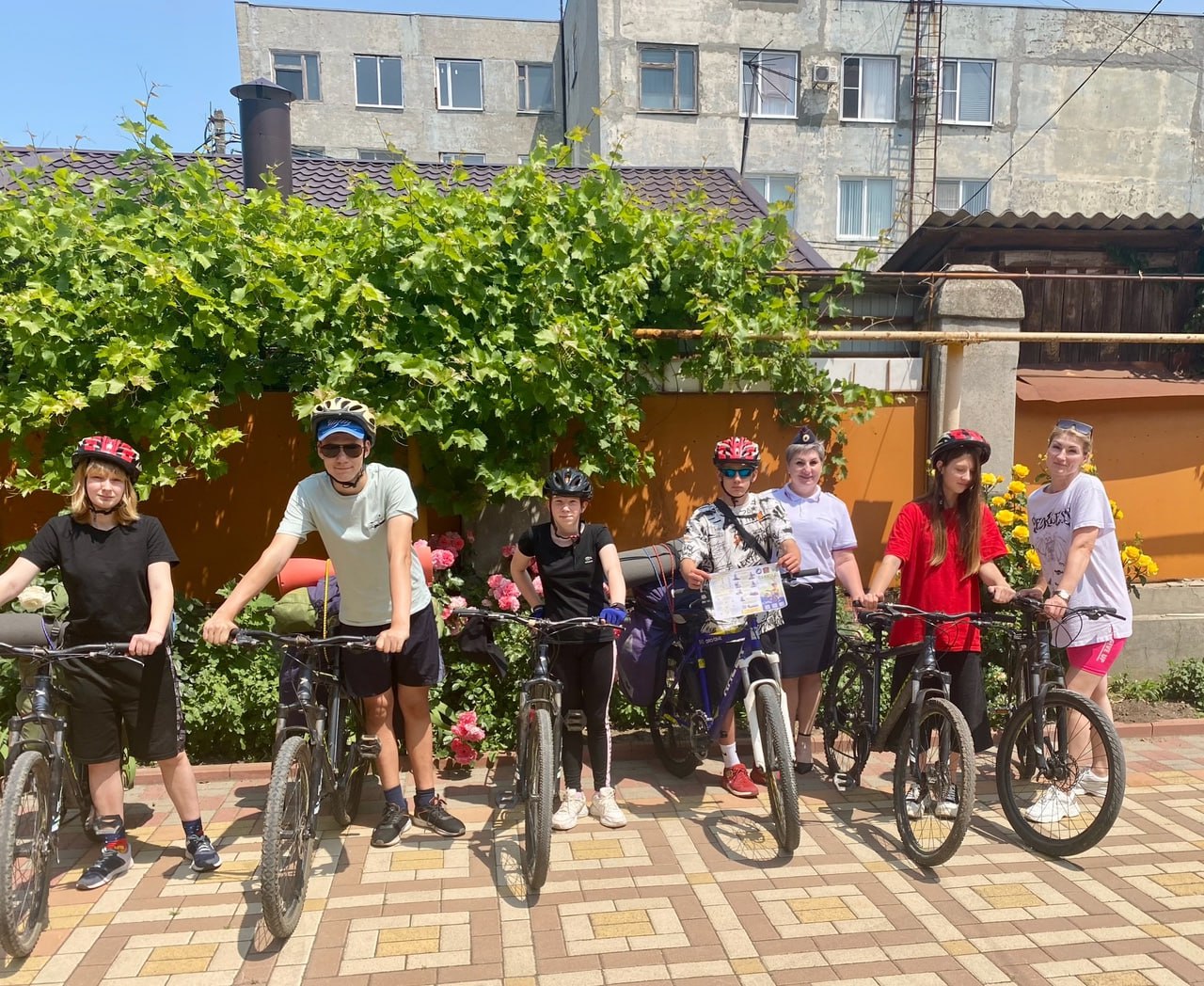 В рамках профилактического мероприятия «МОТО-ВЕЛО-СИМ» автоинспекторы Ейского района провели инструктаж по безопасности дорожного движения для участников велосипедного похода Сотрудники Госавтоинспекции объяснили, что выезжая на дорогу общего пользования велосипедист является участником движения, управляющим транспортным средством, а значит должен выполнять все требования ПДД, держаться правой стороны дороги, соблюдать требование дорожных знаков и разметки. Кроме этого, госавтоинспекторы рассказали, что участники, идущие колонной, обязаны соблюдать дистанцию и направление движения. В завершение беседы сотрудники Госавтоинспекции напомнили ребятам, что соблюдение правил позволит велосипедистам избежать аварийных ситуаций, и вручили тематические памятки. Госавтоинспекция Кубани. Подписаться