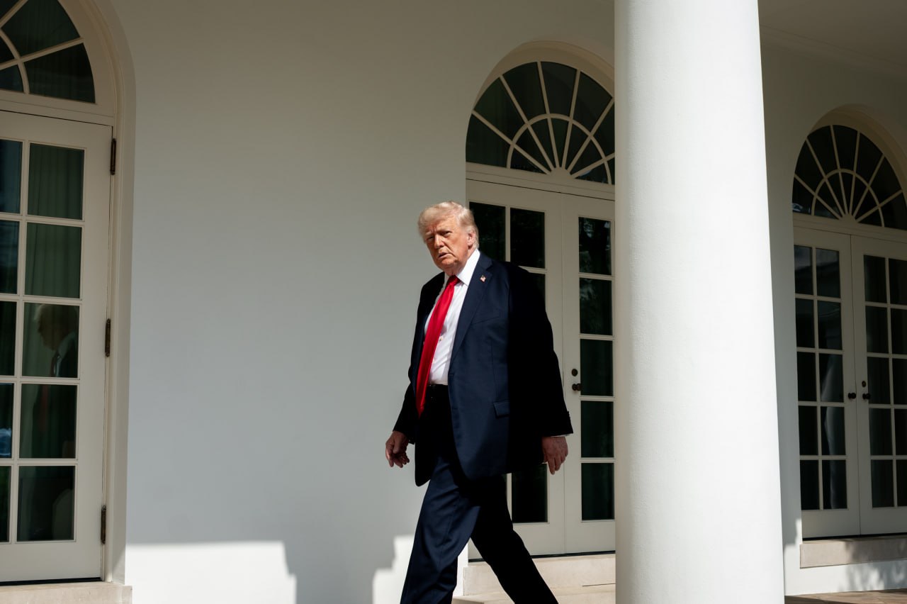 Трамп назвал БРИКС "маленькой группой", с которой США могут покончить "очень быстро"  "Она стремительно увядает. Но страны БРИКС хотели попытаться вытеснить доллар", - заявил он.   Президент США, добавил, что угроза со стороны объединения "миновала", когда он пригрозил странам БРИКС введением высоких пошлин.  При этом Трамп подчеркнул, что в случае, "если БРИКС попробует сформировать что-то действительно существенное", США "покончат" с этим "очень быстро".  Страны БРИКС занимают примерно 36% земной суши и представляют 48,5% мирового населения. Казахстан в 2025 году стал партнером БРИКС.