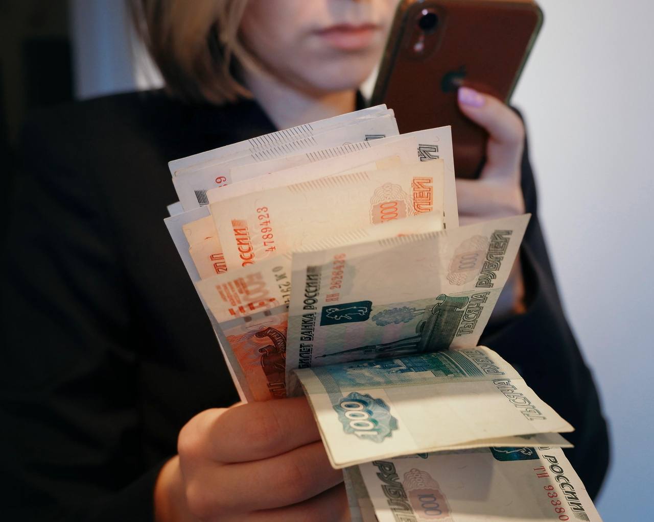 Преподаватель симферопольского техникума задержана за получение взяток Женщину взяла более 26 тысяч рублей у студентов Взамен она ставила хорошие оценки за экзамены не проверяя знания обучающихся Об этом сообщает пресс служба Крымского линейного управления МВД России на транспорте Сейчас она под подпиской о невыезде Материалы в отношении студентов причастных к даче взяток выделены в отдельное производство для проведения процессуальной проверки и принятия законного решения