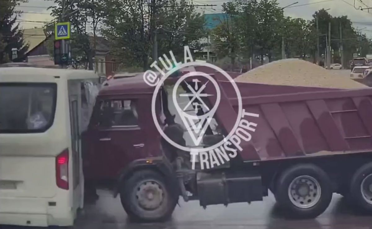 Зрелище не для слабонервных: В Туле произошло столкновение автобуса и КамАЗа В сети появилось видео с моментом ДТП в Туле на пересечении улиц Октябрьская и Судейского. Участниками аварии стали автобус и грузовой автомобиль. ↗ Прислать новость Подписаться