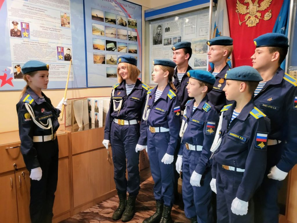 Рязанский музей вошел в ТОП-200 лучших школьных музеев Победы Московский Музей Победы подвел итоги прошедшего учебного года и назвал 200 лучших школьных музеев. Среди лидеров рейтинга — музей Боевой славы шестой роты РВВДКУ школы №58 им. Героя РФ, гвардии капитана Сергея Орлова. Топ-200 участников программы «Школьный музей Победы» опубликован на сайте проекта. В этом году в рейтинг вошли образовательные учреждения из 59 субъектов России, а также из Республик Беларусь, Казахстан и Кыргызстан. Впервые в него попали представители Запорожской области. Также в топ вошли музеи школ Херсонской области, Донецкой и Луганской народных республик. Это площадки, которые активно участвовали в конкурсах и мероприятиях Музея Победы и наиболее ярко показали себя в патриотическом воспитании и историческом просвещении. «Рейтинг «ТОП-200. Школьный Музей Победы» подводит итоги учебного года, здесь учитывается не только предоставление экспонатов и проведение выставок на нашей площадке в Москве, но также участие в онлайн-...