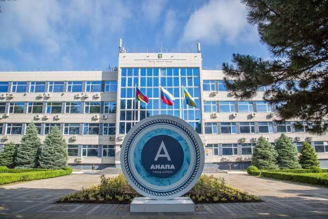 В Анапе еще на полгода отменили туристический налог Депутаты Совета единогласно поддержали данное решение Оно будет действовать в период с 1 января по 30 июня этого года включительно Мера принята с целью поддержки учреждений санаторно курортного и гостиничного комплекса пострадавших от последствий ЧС Радио 104FМ Новая Россия Мы в МАХ