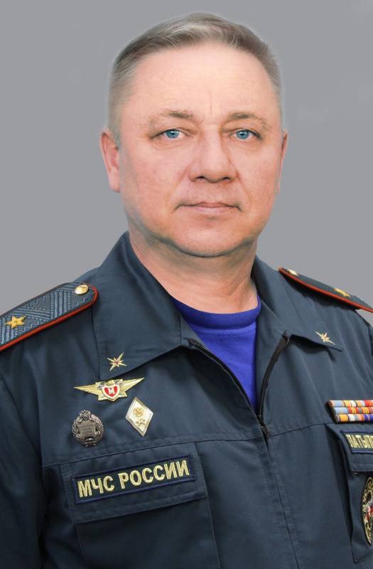 Глава МЧС Башкирии Марат Латыпов покинул свой пост Как сообщили в региональном ведомстве, министр ушел по собственному желанию из-за выхода на пенсию. Отметим, что эту должность Марат Латыпов занимал с 2016 года. В настоящее время исполняет обязанности главы МЧС республики – первый замначальника Идрисов Эдуард.