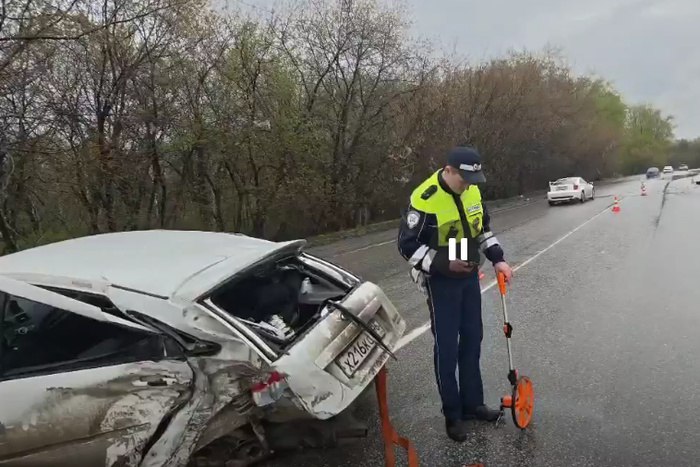 Девятнадцатилетний водитель попал в ДТП с двумя детьми в Екатеринбурге Четыре человека, в том числе двое несовершеннолетних, пострадали в ДТП между автомобилями «Лада» и Ford, случившемся в пятницу, 9 мая в 15:00 на улице Шолохова, 2 в Екатеринбурге, сообщает Госавтоинспекция России по Свердловской области. Как предварительно установлено, 19-летний водитель «Лады», двигаясь по Сибирскому тракту со стороны Компрессорного, допустил занос и столкнулся с двигавшимся во встречном направлении автомобилем Ford, за рулем которого находилась 41-летняя женщина. В результате ДТП пострадал оба водителя оба трезвые , а также два пассажира «Лады» — девочки 16 и 17 лет. Пострадавшие госпитализированы с травмами различной степени тяжести.
