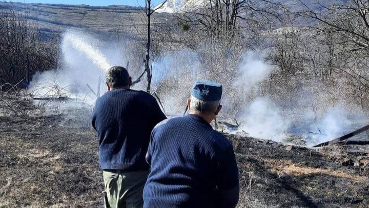 Еще одно возгорание сухостоя ликвидировано МЧС Южной Осетии в с. Икот Ленингорского района.   МЧС напоминает о недопустимости самовольных поджогов сухой растительности. Будьте осторожны при обращении с огнем.