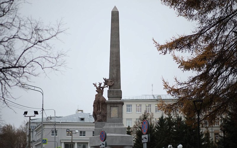 В Архангельске завершили второй этап реставрации Обелиска Севера  Завершены основные работы по реставрации одного из главных символов региона – Обелиска Севера. Его восстановление началось ещё в 2022 году. В первую очередь была отремонтирована верхняя часть памятника: барельефы, фигуры помора и оленя.   В этом году специалисты занимались нижней частью постамента. Обустройство памятника продолжится в 2025-м.