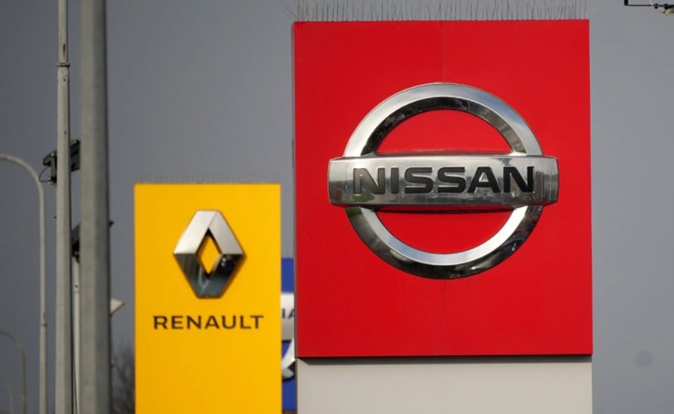 Французская автомобильная корпорация Renault и японский автопроизводитель Nissan обсуждают возрождение своего 26 летнего альянса из за недавних кадровых перестановок в обеих компаниях и финансовых трудностей японской группы Об этом сообщает газета The Financial Times со ссылкой на осведомленные источники По их данным бывший гендиректор Renault Лука де Мео был настроен на сокращение доли французской группы в Nissan после обострения отношений в связи с арестом и последующей отставкой бывшего председателя совета директоров японского концерна экс главы франко японского автомобильного альянса Renault Nissan Mitsubishi Карлоса Гона в 2018 году из за скандала о финансовых махинациях После того как де Мео решил уйти в отставку в середине июля стороны приступили к переговорам о восстановлении соглашения о партнерстве Его уход изменил расстановку сил предоставив новому гендиректору Франсуа Прово возможность провести переоценку альянса пишет газета Фото Christopher Furlong Getty Images Картина дня в телеграм канале РБК