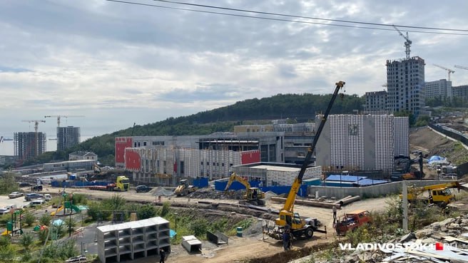 Жители Патрокла готовы снова обратиться к президенту после очередного срыва сроков строительства школы. В этот раз её планировали сдать к 1 сентября 2025 года, но этого, как предполагают местные, так и не случится. Примерный текст уже готов, но с этим, как пишет паблик, все равно возникнут трудности, так как это все надо еще и организовать. Но жители уже могут оставить свой голос, скачав текст коллективного обращения и лист подписей. — Сбор подписей еще не начат. Авторы текста обращения и те, кто решили массово обратиться, пока не могут организовать процесс сбора подписей, ведь это любая координация и организация так или иначе подразумевает наличие ответственных лиц, которые готовы быть на связи, — объяснили в . Они задумываются о видеообращении или акции, приуроченной к 1 сентября, в прошлом году они пытались сделать похожее, но так и не собрались. Еще местные уже направляли видео на «Прямую линию» президенту, но ролик не показали в эфире. Современную школу на 1275 мест в районе Патрокла начали строить в 2021 году, контракт заключили в 2020-м. Первый раз ее обещали сдать в 2022-м, второй — в 2023-м, а позже переобещали закончить объект в 2024 и в 2025 году. Контракт на строительство заключен между Дирекцией по строительству объектов ВГО и ООО «Группа компаний „Альянс“» из Рязани. Каждый перенос сопровождался увеличением финансирования и количества рабочих. На декабрь 2023 года, число специалистов, занятых на этой стройке, увеличили до 264. А стоимость работ выросла более чем на 56,8%. В 2020 году она составляла 1,8 миллиарда рублей, в 2023-м — 2,9 миллиарда рублей. Подписаться