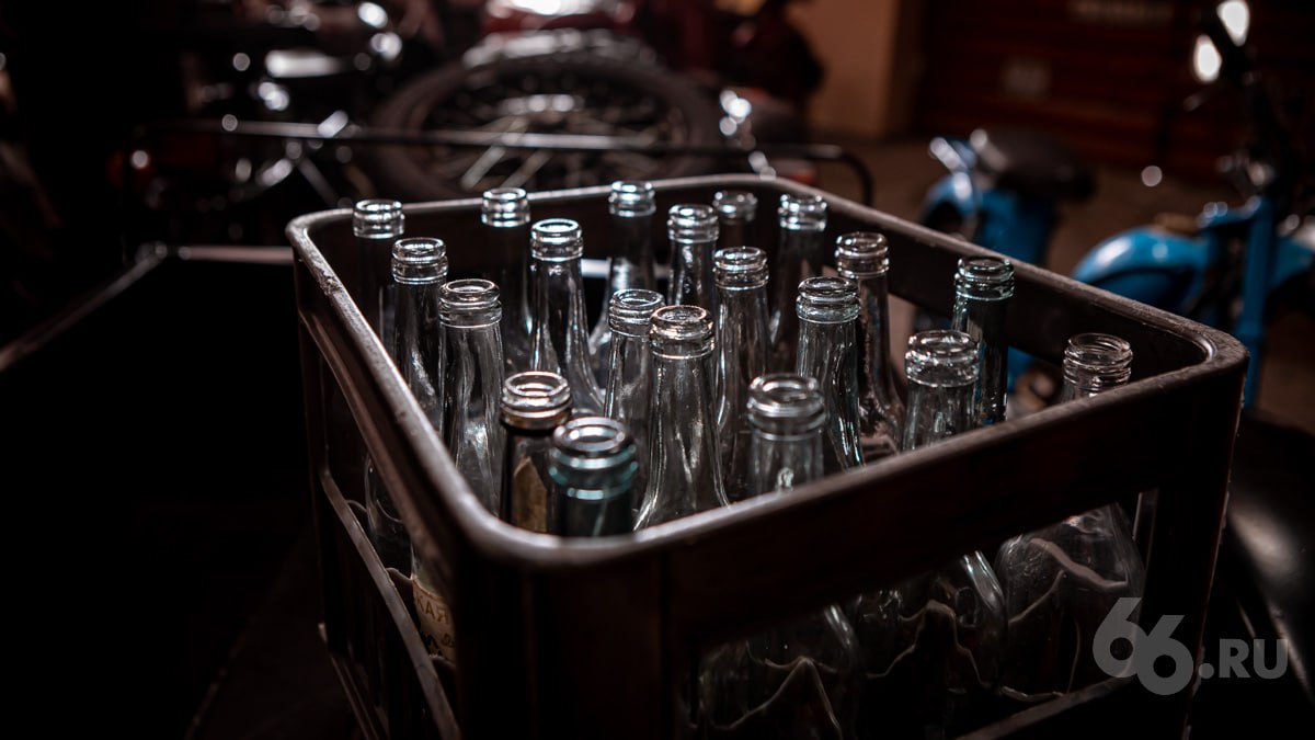 Свердловчане пьют больше чем большинство россиян В среднем на одного жителя региона приходится 10 88 л алкоголя в год По стране этот показатель 8 14 л на человека В рейтинге пьющих регионов Свердловская область оказалась на 15 месте выяснил Росстат В лидерах Ненецкий автономный округ 19 83 литра На втором и третьем местах расположились Еврейская автономная область 15 02 литра и Чукотка 13 21 А самые трезвые регионы Чечня 0 15 Ингушетия 0 61 и Дагестан 0 89   Новости из Екатеринбурга