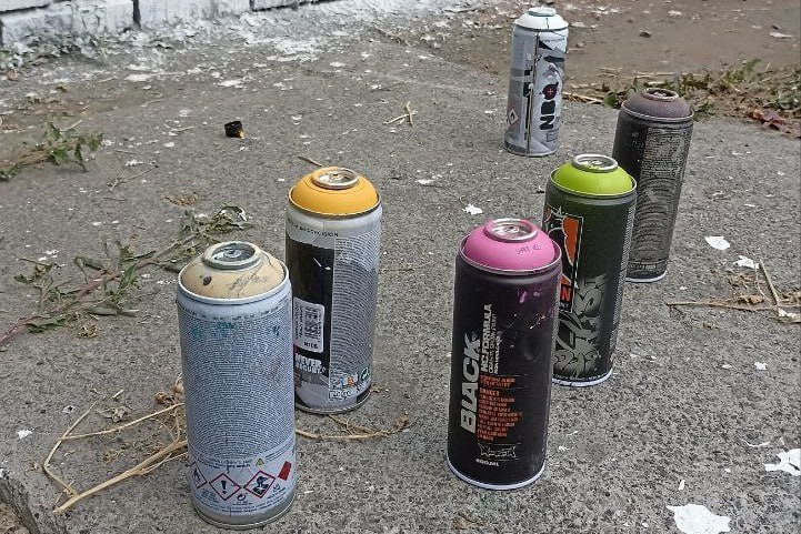 Пожаловаться на наркограффити в Челябинске можно через чат бот Полиция запустила сервис обратной связи stop graffiti chel bot в мессенджере MAX Достаточно нажав Старт и следуя инструкциям меню выбрать локацию указать адрес и отправить фотографию Информация автоматически направляется в управляющие компании или администрации муниципалитетов для устранения После ликвидации надписи заявитель получит уведомление о выполнении сообщает пресс служба ГУ МВД Также чат бот принимает сообщения о подозрительных интернет ресурсах и публикует образовательные и профилактические материалы