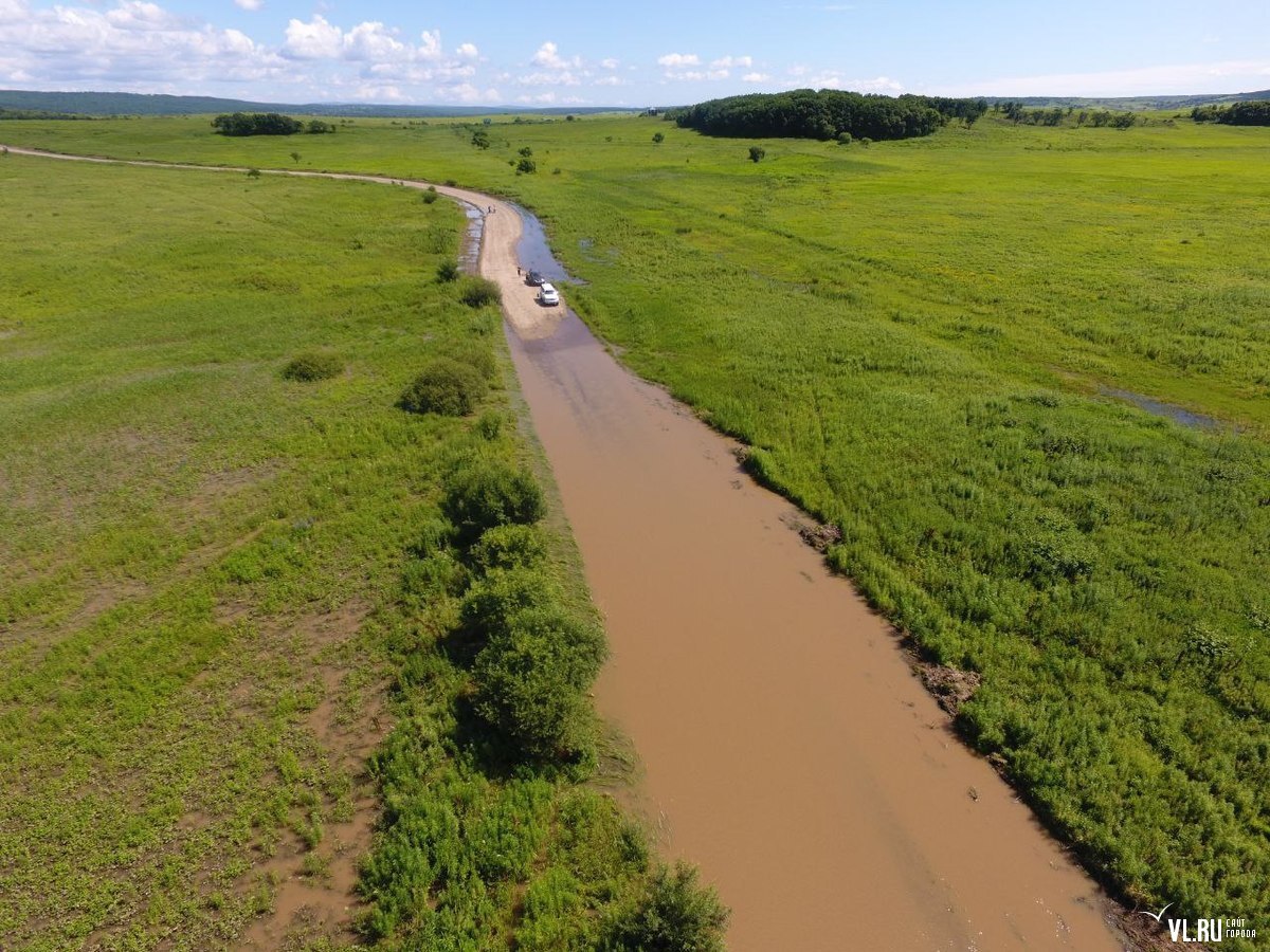 В Кировском районе вода сошла с дороги к селу Подгорное, появился проезд для всех видов транспорта. Отрезанным остаётся село Берёзовка в Чугуевском округе. Подробнее