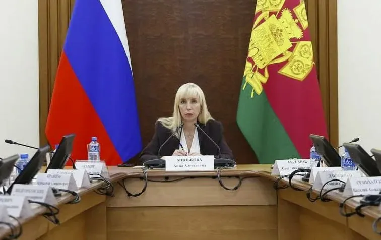 Новости к этому часу  Экс вице губернатор Кубани Анна Минькова получила условный срок по делу о мошенничестве и легализации имущества Сообщалось что она не смогла объяснить происхождение 338 6 млн рублей В суде стало известно что она добровольно компенсировала ущерб в 5 4 млн рублей суд приговорил бывшую чиновницу к 5 5 года условно с испытательным сроком 5 лет  Трамп прилетел в Пекин с государственным визитом его встречали в торжественной обстановке Вместе ним прибыл госсекретарь США Марко Рубио по данным СМИ власти КНР изменили ему фамилию использовали другой иероглиф чтобы обойти наложенные на него Китаем санкции  Бывший глава офиса президента Украины Андрей Ермак пытался через гадалку навести порчу на руководителей антикоррупционных органов Об этом стало известно вовремя заседания суда по мере пресечению экс чиновнику Фрагменты переписок Ермака с гадалкой где упоминались имена глав НАБУ и САП зачитал прокурор  МВД России объявило в розыск бывшего министра обороны Великобритании Бена Уоллеса Предположительно его обвиняют в оправдании терроризма  Круизный лайнер Ambition оказался изолирован во Франции из за вспышки вируса На борту находится более 1700 человек Известно об одном умершем пассажире это 90 летний британец У десятков людей на лайнере сильная рвота боли в животе и температура На борт поднялись медики Подписывайтесь на Подъём в MAX и Telegram