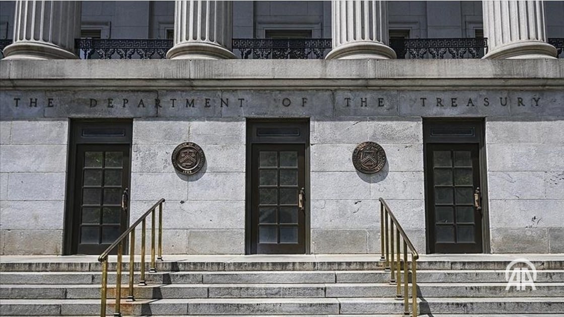 В США оштрафовали физлицо на 4 7 млн за нарушение санкций против РФ Министерство финансов США наложило штраф в размере около 4 7 млн долларов на физическое лицо за нарушение санкций против России В распространенном заявлении ведомства сообщается что Управление по контролю за иностранными активами OFAC применило к нарушителю максимальное предусмотренное законом наказание за нарушение санкций в отношении России и невыполнение требований OFAC Согласно документу в 2023 2024 годах указанное лицо через базирующуюся в Атланте компанию King Holdings выдало ипотеку под залог недвижимости принадлежащей члену семьи российского олигарха находящегося в санкционном списке OFAC затем продлило эту ипотеку и в итоге продало объект ничего не подозревающей третьей стороне Все эти действия были признаны прямым нарушением введенного США санкционного режима Подробнее на нашем сайте v aa com tr 3753285 24 7 в сутки с Агентством Анадолу