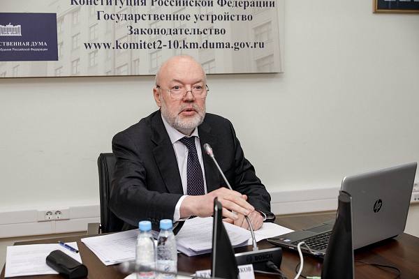 Комитет по госстроительству и законодательству рекомендовал принять в первом чтении проект федерального закона № 539969-8 «О внесении изменений в Федеральный закон "О введении в действие части третьей Гражданского кодекса Российской Федерации"» о фактических брачных отношениях . Проект направлен на защиту интересов членов «фактической» семьи вдов, детей военнослужащих, принимавших участие и погибших или пропавших без вести во время специальной военной операции. Он реализует подп. «а» п.1 перечня поручений Президента Российской Федерации от 14.01.2024 № ПР-64, изданного по результатам его встречи с Советом при Президенте Российской Федерации по развитию гражданского общества и правам человека. Как заявил один из авторов проекта председатель Комитета Госдумы по государственному строительству и законодательству, сопредседатель Ассоциации юристов России Павел Крашенинников: Законопроектом предлагается закрепить правовое регулирование в интересах членов семьи погибших военнослужащих, если у таких военнослужащих сложились незарегистрированные в установленном порядке брачные отношения семья до участия в специальной военной операции. Это позволит, по словам депутата, «если мужчина и женщина проживали совместно не менее трех лет или не менее одного года при наличии совместного ребенка и вели общее хозяйство, и этот факт установить в судебном порядке, семье погибшего военнослужащего получить страховые выплаты в связи с его гибелью, ежемесячные выплаты, социальные льготы, приобрести наследственные права, решить юридическую судьбу имущества погибшего. Читать подробнее на сайте АЮР
