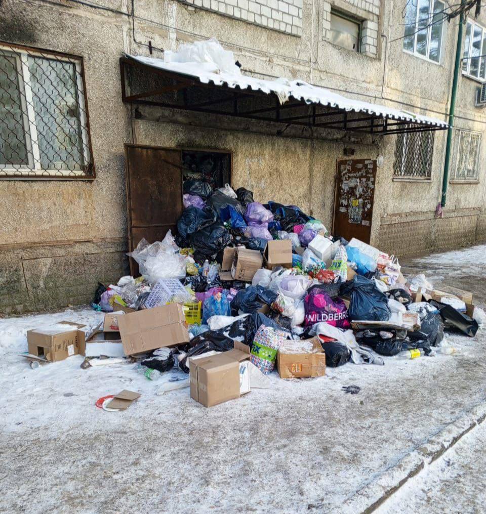 В Арсеньеве Приморского края неделями не вывозят мусор  Жители города Арсеньев в Приморском крае сталкиваются с проблемой, связанной с мусором, который не вывозят уже несколько недель. Мусоропроводы в домах забиты, а возле подъездов образуются «горы отходов», создавая невыносимую обстановку. Внутри домов ощущается неприятный запах, а также появляются тараканы и крысы. Местные жители, обращавшиеся к губернатору, сообщают, что проблема с вывозом отходов так и не решена. Приморский экологический оператор, отвечающий за вывоз мусора, объясняет ситуацию нехваткой мощностей и нехваткой сотрудников.    Подписаться   Прислать новость