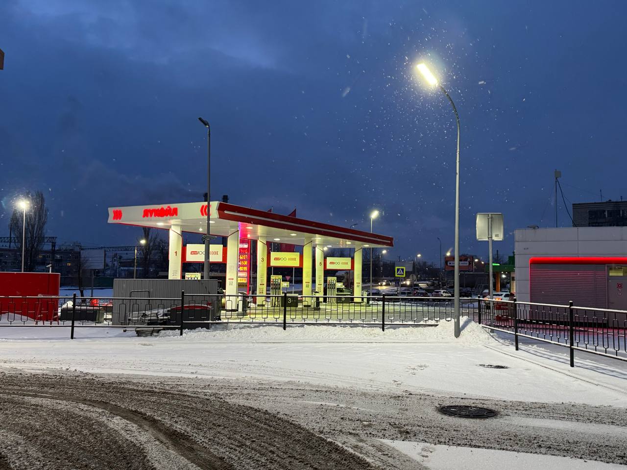 Цены на бензин на АЗС Башнефти сделали резкий скачок с первого дня января Заправки сети Башнефть Розница обновили ценники и изменения ощутимы для кошелька автовладельцев Дороже стало буквально всё от экономичного АИ 92 до премиального дизеля Абсолютный рекорд роста установил бензин АИ 100 его литр подорожал сразу на 1 рубль 40 копеек и вплотную приблизился к 86 рублям Общая картина повышения выглядит так АИ 92 0 95 руб 59 95 руб л АИ 95 1 05 руб 63 95 руб л АИ 100 1 40 руб 86 05 руб л Дизель 1 20 руб 74 60 руб л Обратная связь Подписаться Подписаться в Max