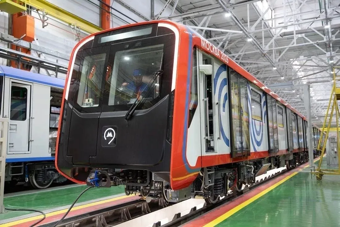 ТМХ осуществил передачу Московскому метрополитену тысячного вагона модели 81 776 Производство вагонов данной модели осуществляется на Мытищинском заводе ТМХ с 2020 года За указанный период было освоено производство трёх модификаций предназначенных для поездов Москва 2020 Москва 2024 и Москва 2026 Юбилейный вагон интегрирован в состав восьмивагонного электропоезда Москва 2026 Поставка подвижного состава производится в рамках реализации долгосрочного государственного контракта с Правительством Москвы являющегося основой стратегии развития предприятия Каждый восьмивагонный состав для Московского метрополитена включает два головных моторных вагона 81 775 четыре промежуточных моторных 81 776 и два промежуточных немоторных 81 777  Тяговые характеристики обеспечивающие быстрый разгон и штатное движение восьмивагонного состава формируются за счёт двух головных и четырёх промежуточных моторных вагонов Два промежуточных немоторных вагона оснащены накопителями энергии что при отключении электропитания и отсутствии напряжения на контактном рельсе гарантирует автономный вывод поезда из тоннеля за счёт аккумулированной энергии состав способен преодолеть расстояние свыше шести километров Данное техническое решение обеспечивает оптимальное сочетание мощности энергоэффективности и безопасности при эксплуатации Новейшие поезда Москва 2026 поступающие в столичный метрополитен с середины декабря 2025 года имеют следующие отличия от предшествующих модификаций обновлённые элементы интерьера пассажирского салона поручни входной группы со стеклянным наполнением изменённая конструкция корпусов камер заднего вида Пассажирские сиденья характеризуются повышенной эргономичностью благодаря отсутствию металлических стыков Также модернизированы блок двусторонней связи пассажир машинист и фары внешнего освещения головных вагонов В течение ближайших двух лет заводом будет изготовлено для Московского метрополитена более 700 современных вагонов данной модификации Ожидается что их ввод в эксплуатацию позволит полностью обновить парк подвижного состава на Замоскворецкой линии а также обеспечить стабильный график движения при открытии Рублёво Архангельской линии Фото ТМХ  ОПЖТ в МАКС