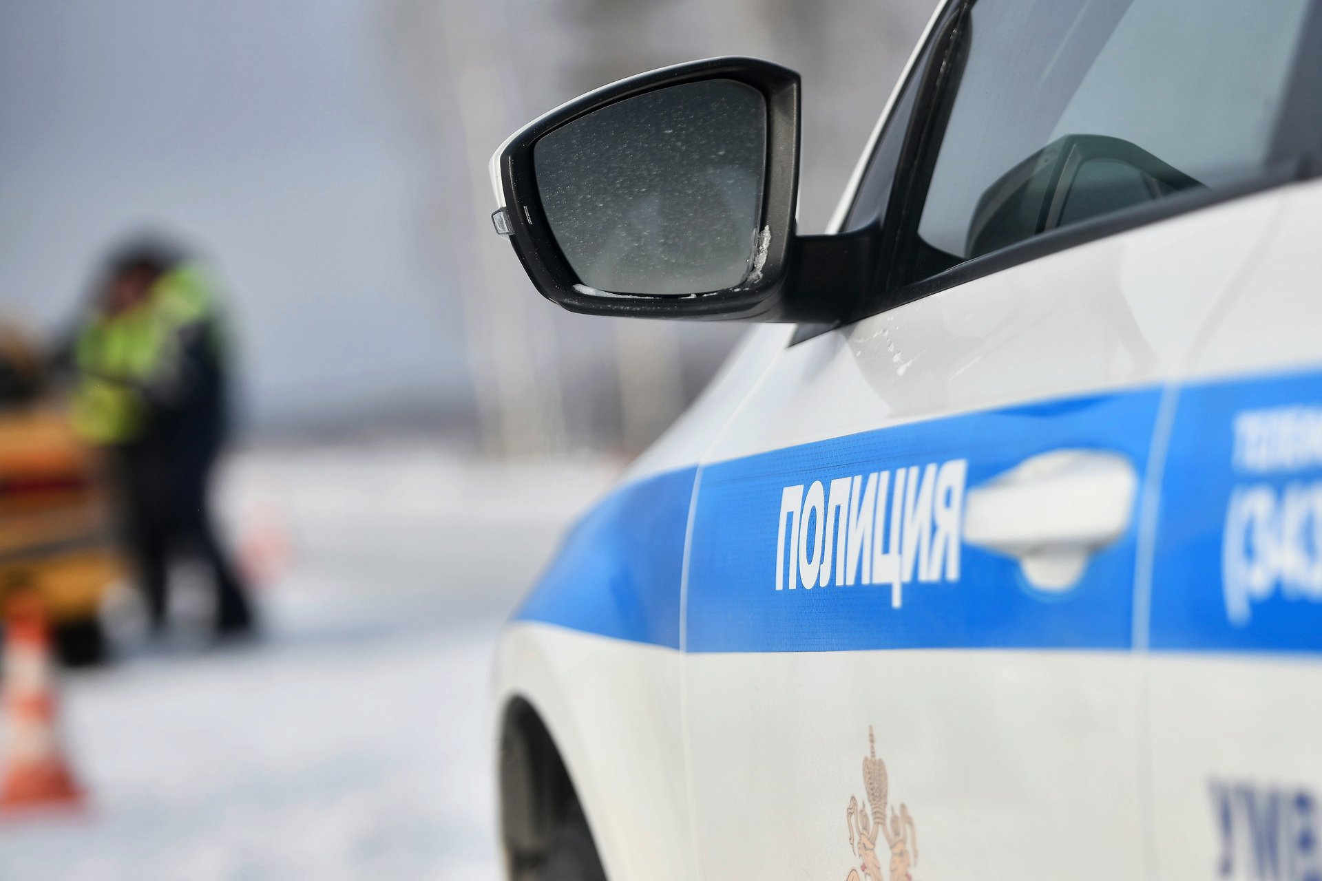 Сотрудники ДПС Челябинской области помогли пассажирам сломавшегося автобуса добраться до места назначения Сегодня утром на трассе в направлении Екатеринбурга рейсовый автобус следовавший маршрутом Костанай Екатеринбург остановился из за поломки недалеко от отметки 35 й километр Внутри находилось 40 пассажиров Патрульная машина экипажа ДПС 133 заметила аварию и оперативно прибыла на место происшествия Инспекторы выяснили что неисправность серьезная и продолжение пути опасно поэтому вызвали резервный автобус Всех пассажиров пересадили в другой транспорт благодаря чему никто не задержался надолго Автобус пока остается на месте инцидента специалисты занимаются устранением неполадок