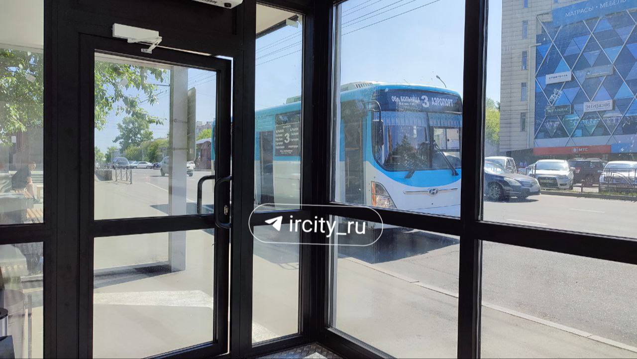 Кондиционер заработал   Теплую остановку открыли 6 июня. Утром в день открытия кондиционер не работал, но уже во второй половине дня корреспондент   Ксения Власова отметила: климатическое оборудование запустили.    По информации мэрии, кондиционер включается при температуре в помещении выше 24 °C.  Однако, несмотря на работу техники, павильон пока не стал популярным у горожан — прохлада почти не ощущается, и на улице по-прежнему комфортнее.  Такие дела.    Участвуй в розыгрыше