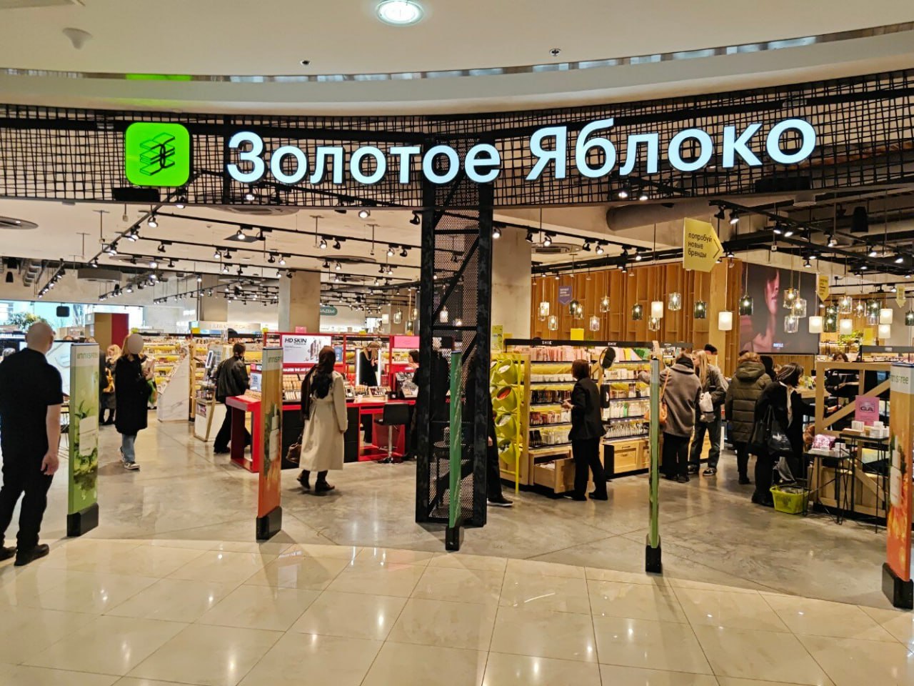 В сети Золотое Яблоко провели исследование на предмет спроса на косметику российских производителей Оказалось что 77 опрошенных осознанно покупают косметику российских производителей И только 6 принципиально не покупают российские средства Подробности   Самая популярная бьюти категория среди товаров российского производства уход за лицом его покупают 63 опрошенных уход за волосами 57 за телом 34 декоративная косметика 27 опрошенных Наименьшей популярностью пользуются средства для маникюра их выбирают 4 россиянок   64 женщин отметили что уже заменили хотя бы один зарубежный бьюти продукт на российский Чаще всего под замену попадают средства для ухода за лицом 57 в этой выборке шампуни и маски для волос 42   Главной мотивацией для покупки российских бьюти продуктов является цена ее назвали 78 опрошенных   Для 38 покупательниц принципиальное значение имеет экологичный состав   Больше всего поклонниц отечественных брендов живет в Москве и Московской области суммарно 16 опрошенных На втором месте Санкт Петербург и Ленинградская область 10   В топе популярности оказались бренды из категории массмаркет с многолетней историей Абсолютным лидером покупательских симпатий стала Чистая Линия ее продукцию выбирают 54 опрошенных На втором месте Natura Siberica с 41 на третьем Черный жемчуг 38 Следом за ними Mixit и Vivienne Sabó 37 и 34 соответственно В топ 10 также вошли Рецепты бабушки Агафьи 33 Aravia 27 Divage Librederm и Сто рецептов красоты каждый бренд набрал по 21 Art Visage 19 Ollin Professional и Stellary по 18 и 14 Бренды которые также попали в рейтинг но с меньшим количеством голосов Гельтек The Act и Art Fact по 11 Ecolatier и Beauty Bomb по 9 по 8 набрали PUSY и Kora PRORETAILCOMMUNITY