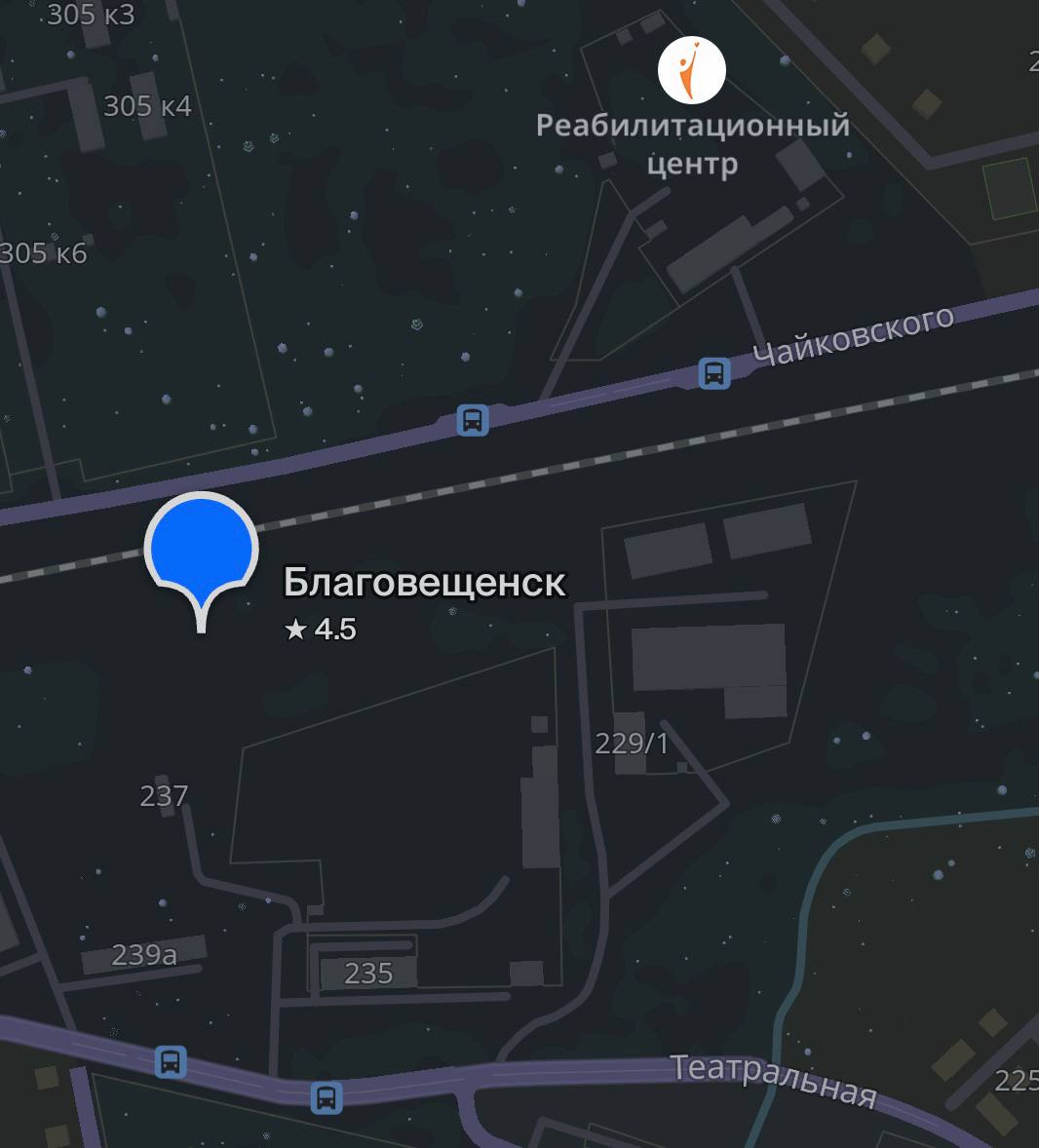 В этом году в Благовещенске появится вторая современная газовая котельная Она расположится в 524 м квартале в районе дома на Театральной 237 Этот объект часть большой программы по газификации и модернизации теплоснабжения города Мы делаем акцент на развивающихся территориях где идёт комплексная застройка Подрядчик приступил к подготовительным работам Котельная станет центром теплоснабжения для большой и активно развивающейся территории будущего жилого комплекса Зейский бульвар Он расположится на месте бывшей спичфабрики район Чайковского берега Зеи Новая котельная будет обеспечивать не только жилые дома но и дом социального обслуживания И что очень важно в проекте заложен резерв мощности это значит что в будущем к ней можно будет подключить и другие социальные объекты в этой части города