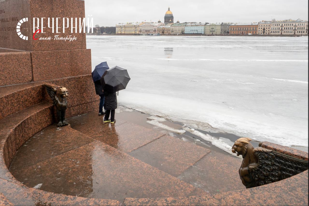 В Петербурге объявили «желтый» уровень погодной опасности  Предупреждение действует с 11:00 до 21:00 14 марта в связи c сильным ветром. В прибрежных районах порывы могут достигать 15 метров в секунду.   В связи с гололедно-изморозевыми отложениями предупреждение действует до 15:00 14 марта. Местами возможно налипание мокрого снега.  Пожалуйста, будьте осторожны!  Фото: Олег Золото Вечерний Санкт-Петербург