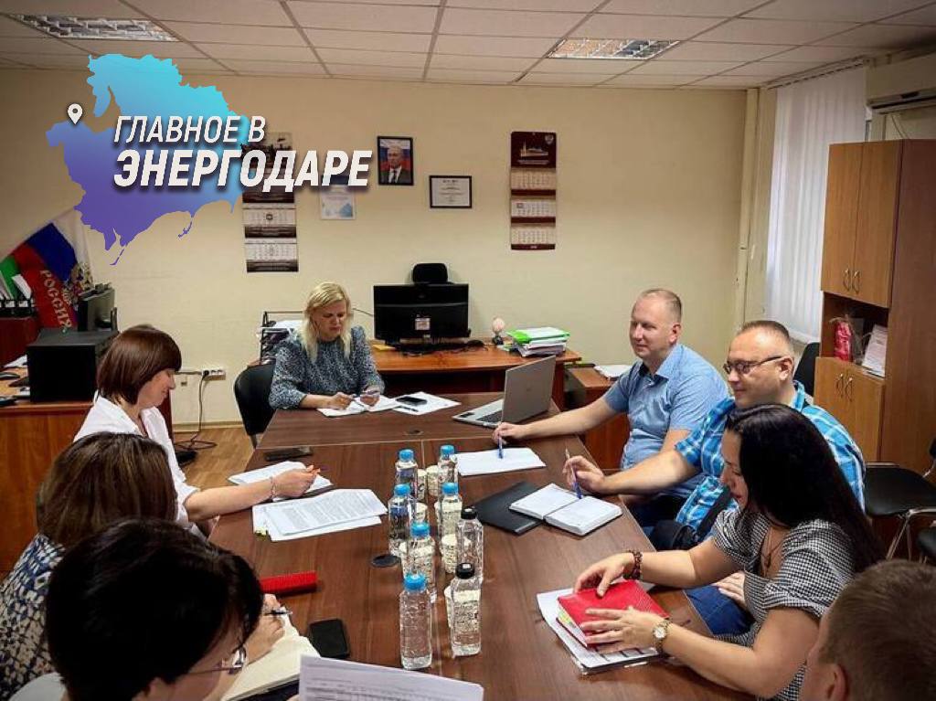 В Запорожской области сформировали прогноз энергобаланса на 2026 год  Комитет тарифного регулирования региона провел стратегическое совещание с участием ключевых энергетических компаний. В обсуждении участвовали представители «Россетей», «Юго-Западной Электетросетевой Компании», «Энергосбыт Запорожье» и других организаций. На встрече детально проработали параметры производства и распределения электроэнергии, которые повлияют на тарифную политику и надежность энергоснабжения.  Исполняющая обязанности председателя комитета Елизавета Челакова отметила важность сбалансированного прогнозирования для стабильности региональной энергосистемы. Итоговый протокол направили участникам рынка и в ФАС России. Документ станет основой для заключения договоров между поставщиками и формирования тарифов на электроэнергию в 2026 году.