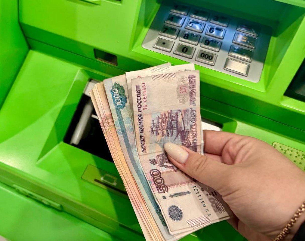 Около 170 тысяч смогут получить молодые специалисты в ЕАО  Инициативу по увеличению выплат для молодых специалистов поддержали депутаты заксобрания области. С 1 января 2026 года единовременная выплата вырастет с 165 тысяч до 186 тысяч рублей, а с 2027 года начнет индексироваться ежегодно.  Увеличение выплат направлено на создание более комфортных условий для работы в ЕАО. Кроме того, депутаты рассмотрели инициативу о компенсации стоимости проезда для беременных женщин.    — ооо, круто   — как их получить      livebir  VK      livebir  OK