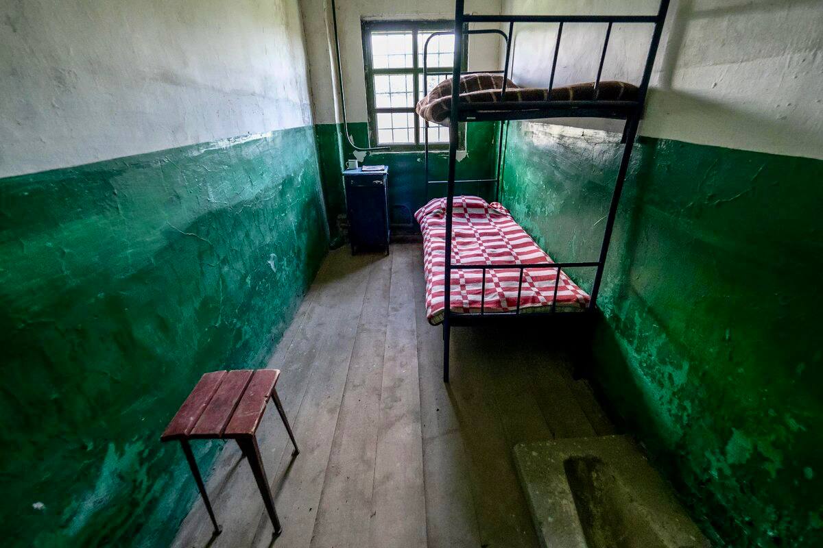 Отчиму насиловавшему 10 летнюю падчерицу на Бутлерова назначили 24 года лишения свободы А его соучастнице матери девочки 12 лет в исправительной колонии общего режима В прошлом году школьница попала в реанимацию после маминых истязаний ремнём Позже стало известно о регулярном сексуальном и физическом насилии над ребёнком со стороны отчима Сахибжона Он также неоднократно угрожал убить падчерицу и её ближайших родственников передаёт Объединённая пресс служба судов Петербурга Семья оправдывалась тем что дочь капризничала из за болей в животе за что её и наказывали Пара вину признала не полностью Супруги воспитывали двоих детей GradSPb   Места СПб TodaySPb   Новости СПб