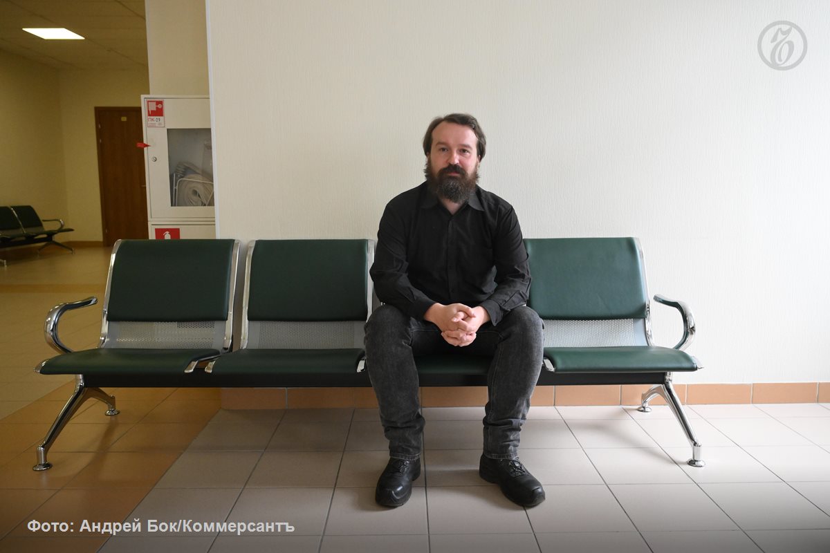 Суд огласил приговор краеведу Дмитрию Витушкину, он отправится в колонию на 1 день Петербургский городской суд приговорил краеведа Дмитрия Витушкина к одному году колонии-поселения по делу о реабилитации нацизма. Об этом из зала заседаний сообщил корреспондент «Ъ-СПб». С учетом времени, проведенного в СИЗО, Витушкин пробудет в колонии один день. «Следовать в колонию Витушкин должен самостоятельно»,— отмечает объединенная пресс-служба судов Петербурга. Краеведа судили за комментарий в интернете о Советско-финляндской войне. Согласно материалам дела, в высказывании речь шла о «союзнических отношениях между СССР и нацистской Германией в ходе Второй мировой войны, с приведением в обоснование ... пакта Молотова-Риббентропа». Витушкин вину признал. Суд назначил наказание в виде лишения свободы сроком на один год в колонии-поселении с лишением права заниматься администрированием сайтов и размещать материалы в информационно-телекоммуникационных сетях в том числе в интернете в течение трех лет.