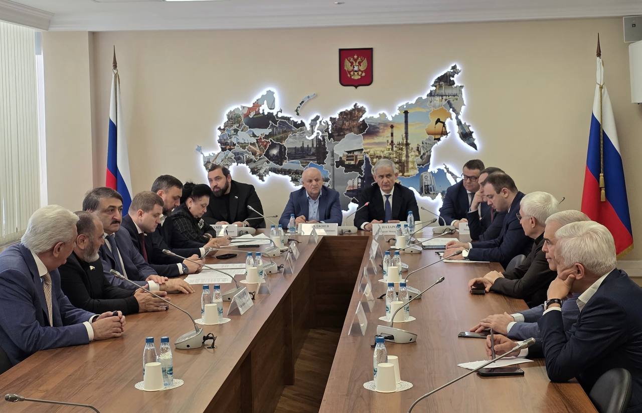Сегодня в стенах Государственной Думы прошла встреча депутатов, представляющих регионы Северо-Кавказского федерального округа и представителей Министерства экономического развития во главе с заместителем министра Сергеем Назаровым и генеральным директором АО «КАВКАЗ.РФ» Андреем Юмшановым. Основная тема повестки - социально-экономическое развитие СКФО. Диалог получился открытым и конструктивным. Договорились проводить такие встречи на регулярной основе.