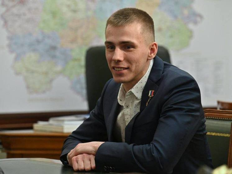 Губернатор Рязанской области Павел Малков подписал постановление о внесении изменений в документ, устанавливающий единовременную денежную выплату военнослужащим-контрактникам Вооружённых Сил Российской Федерации, войск национальной гвардии России.  Глава региона отметил в своём комментарии:   Сегодня поддержка защитников Родины – это не просто слова. В Рязанской области действует целый комплекс мер помощи нашим бойцам и их семьям. Постоянно совершенствуем эту систему. Поэтому принял решение об увеличении единовременной денежной выплаты для тех, кто заключает контракт с Минобороны РФ. Раньше региональная выплата составляла 400 тыс. рублей, теперь – 1 миллион рублей. С учетом федеральной выплаты общая сумма при заключении контракта составит 1 400 тыс. рублей. ФОТО: Герой России, выпускник Рязанского десантного училища Владислав Головин.