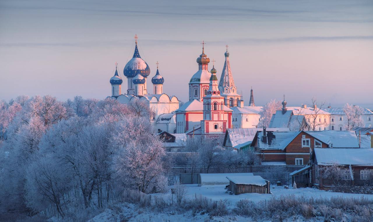 Авито Путешествия назвали самые посещаемые малые города и деревни России   По данным сервиса бронирования жилья Авито Путешествия, количество бронирований посуточных квартир и загородных объектов в местах, где живут от нескольких сотен до 30 000 жителей, выросло более чем в 2 раза за год. В расчет брались населенные пункты, входящие в Ассоциацию самых красивых деревень и городков России.    Среди всех городков и деревень рейтинга больше всего бронирований посуточного жилья было сделано в Светлогорске Калининградской области. Светлогорск — живописный курорт на Балтийском море с немецкой архитектурой и сосновыми лесами. Здесь можно снять квартиру в среднем за 4800 рублей в сутки или загородный дом за 8400 рублей.    Вторым по популярности стал Суздаль, Владимирская область. Суздаль — город Золотого кольца с древними храмами и деревянными постройками. Средняя стоимость аренды квартиры — 5200 рублей в сутки, загородного дома — 9700 рублей.   Замыкает тройку лидеров Великий Устюг. Родину Деда Мороза особенно активно посещают зимой, когда этот старинный русский город окутывает гостей сказочной новогодней атмосферой. Квартиру здесь можно снять за 2800 рублей, дом — за 7600 рублей.  #Новости #АвитоПутешествия