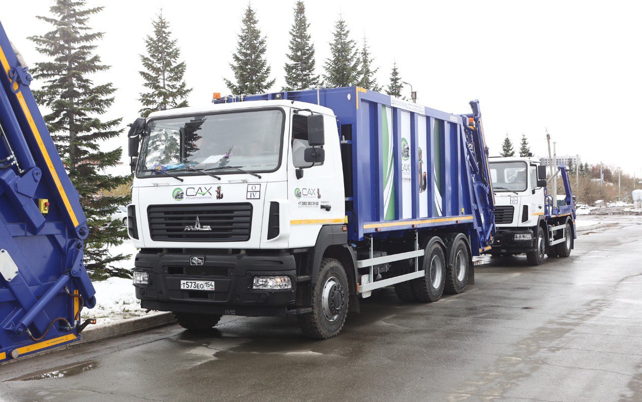 100 акций АО Спецавтохозяйство перейдут в собственность Новосибирской области Депутаты областного парламента в первом чтении проголосовали за передачу мусорного регоператора из города на уровень региона Когда МУП САХ приватизировали в марте 2024 года городские чиновники утверждали что это лишь требование закона и формальность предприятие в новом статусе останется в собственности Новосибирска Теперь акции перейдут в собственность региона на безвозмездной основе А вместе с тем Новосибирская область принимает на себя внушительные долги предприятия и серьезные репутационные риски Уже три руководителя мусорного регоператора стали фигурантами уголовных дел